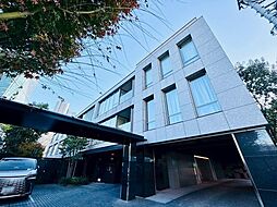 美しいフォルムによって建てられた地上5階建レジデンス。品格ある穏やかな空間で深みのある暮らしを。