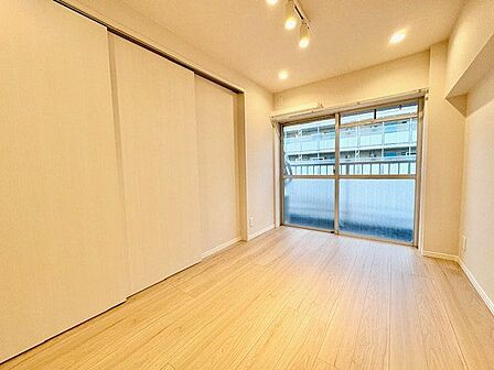 大きな窓からたっぷりと陽光が注がれる明るい空間。時を忘れて過ごせるお部屋。
