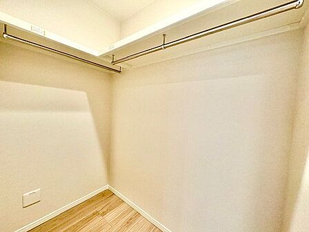 大容量収納可能なウォークインクローゼットはシーズンオフの服や生活用品をたくさん収納できます。
