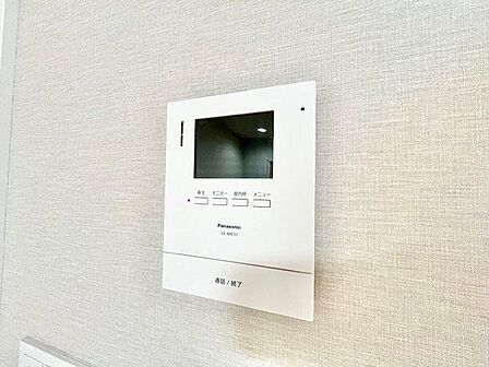 来訪者の確認ができるモニター付インターホン完備で安心。