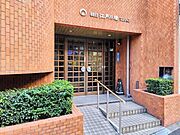 落ち着きのある温かな風情のエントランスは、訪れる方々を優しく包み込み、心地よい空間を演出しています。