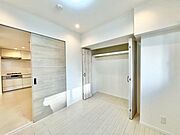 リビングと隣接の洋室は、引き戸を開くと広々空間になります。家族構成の変化にも柔軟に対応できます。