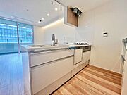 リビングダイニングを見渡せる対面キッチン。コミュニケーションがとりやすいオープンな空間です。