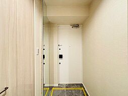 上質感漂うゆとりの広さの玄関スペース。安らぎに満ちた生活空間を予感させてくれます。