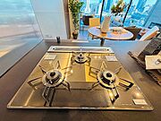忙しいときでも一度にたくさんの料理が作れる3口コンロ。使い勝手の良さを考えました。