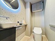 ホテルのレストルームの様な高級感あふれるトイレ。上質で心地よいプライベート空間へ。