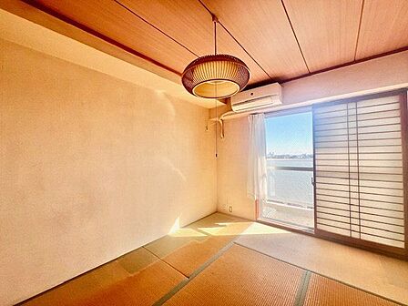落ち着きと趣を備えながらも多彩な使い方ができる畳の間。洋風の住まいといえども、設けておきたい一部屋。