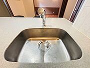 大きな調理器具や食器類もゆったり洗えるシンクです。