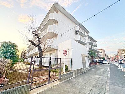 外観:シンプルでありながらも存在感のあるマンション。外観から感じる落ち着きが、住まう人々を包み込みます。 外観:シンプルでありながらも存在感のあるマンション。外観から感じる落ち着きが、住まう人々を包み込みます。