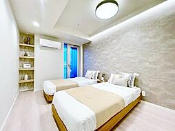 自然光が差し込む落ち着いた印象のお部屋。やわらかな光がリラックスタイムへと誘います。