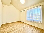 大きな窓からたっぷりと陽光が注がれる明るい空間。時を忘れて過ごせるお部屋。