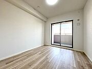 広い窓が設置され陽当たり良好です。開放感あふれる洋室で快適に過ごせます。