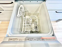 ビルトイン食洗機は作業台が広く使え、見た目もスッキリ。節水や節電も充実して家事の手助けをしてくれます。