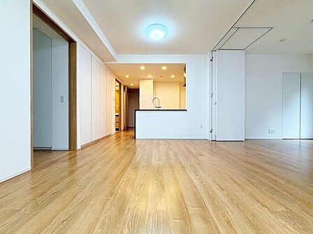 やわらかな光と風を纏い、暮らしを豊かにしてくれる洗練されたデザイン空間。