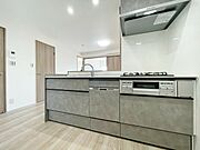 リビングダイニングを見渡せる対面キッチン。コミュニケーションがとりやすいオープンな空間です。