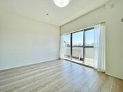 大きな窓からたっぷりと陽光が注がれる明るい空間。時を忘れて過ごせるお部屋。
