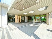 時代を超えて住まう方を見守り続けてきたエンブレム。これから先も変わらずに温かく迎えてくれます。