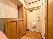毎日出入りに使う玄関は外出する時は爽やかに、帰宅するときはホッとする落ち着いた空間へ。
