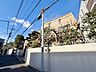 外観：陽の光に包まれ、青空と調和する洗練された住まい。心地よさと上質さを兼ね備えた邸宅です。
