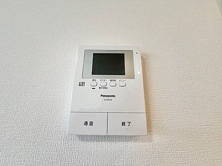 来訪者の確認ができるモニター付きインターホン完備。