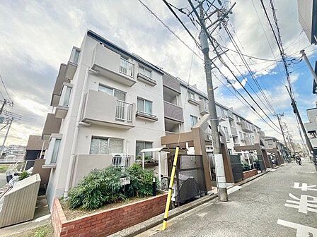 豊かな住環境に恵まれたレジデンス。明るさとぬくもりを感じる、落ち着いた佇まい。