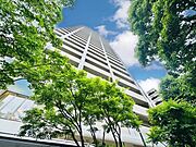 堂々たる趣ながら、主張し過ぎずどこか余裕を感じさせるシャープなフォルムで佇む邸宅。（空の加工を生成AIで行っています）
