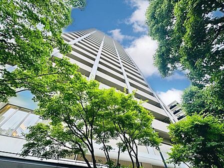 堂々たる趣ながら、主張し過ぎずどこか余裕を感じさせるシャープなフォルムで佇む邸宅。(空の加工を生成AIで行っています)