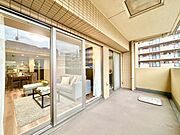 広々バルコニー付きで開放感を演出。日々の生活に潤いを与えてくれます。