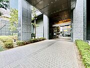 格調高いデザイン性を持つエントランスは、住む方のプライドを満たすクオリティ。