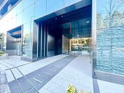 無駄のないすっきりとしたアプローチが、ゆとりある落ち着いた住空間へと誘います。
