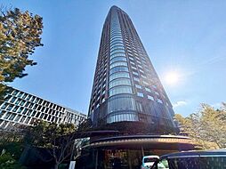 美しく都会的なデザインの外観。上質で洗練されたディディールでラグジュアリーな住まいを実現。