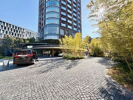 車寄せのあるホテルライクなエントランスアプローチ。
