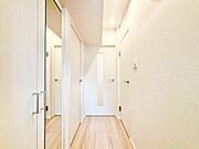 上質感漂う玄関と廊下。居住者の帰り、訪れる方を優しく迎える・安らぎに満ちた生活空間を予感させます。