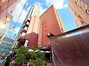 堂々たる趣ながら、主張し過ぎずどこか余裕を感じさせるシャープなフォルムで佇む邸宅。