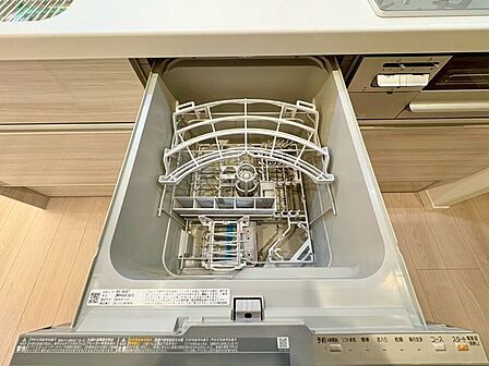食器を洗っている間にお掃除など、様々なシーンで家事の時短に役立つビルトイン食洗機。