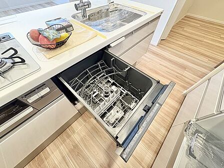 食器を洗っている間にお掃除など、様々なシーンで家事の時短に役立つビルトイン食洗機。