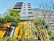 街並みに自然と馴染む色を基調とした外観は、温かみのある色合いが全体を包み、やさしい雰囲気を感じます。