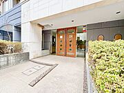 落ち着きのある温かな風情のエントランスは、訪れる方々を優しく包み込み、心地よい空間を演出しています。
