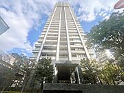 美しく都会的なデザインの外観。洗練されたディディールでラグジュアリーな住まいを実現。