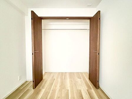 充分な収納スペースを確保。居室内に余計な家具を置く必要がないので、シンプルですっきりとした暮らし。