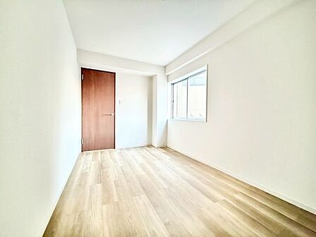 木のぬくもりを感じられる、のびのびとした明るい洋室です。いつまでも快適に暮らせる空間が広がります。
