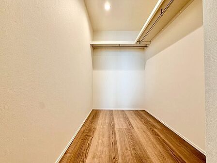 ウォークインクローゼットをご用意しております。その分お部屋を広く使うことができますね。