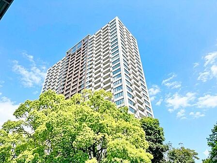 高貴な雰囲気を纏う外観。(空の加工を生成AIで行っています)