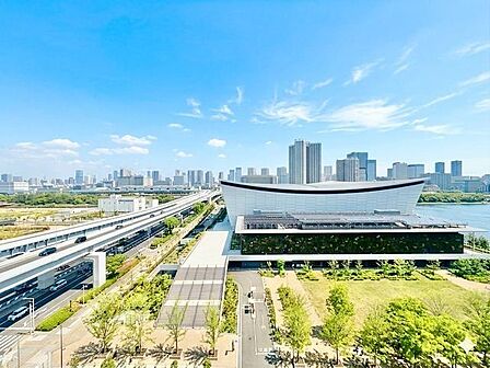 彼方に広がる風景が絵画のように広がります。(空の加工を生成AIで行っています)
