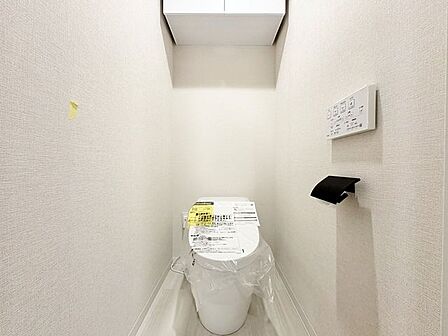 タンクレスタイプですっきりとした印象に。上質で心地よいプライベート空間へ。