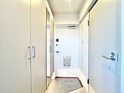 住まいの顔となる玄関スペースは、実用性はもちろん、第一印象をよくしてくれるデザイン性も重要です。