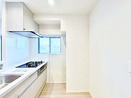 キッチンにも窓があり、換気に便利です。明るい光が差し込み、開放的な空間を演出します。