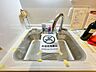 キッチン：キレイなお水がいつでも、安心して飲める浄水器内蔵型水栓付き。