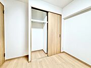 棚やハンガーパイプが付いた使いやすい設計。ワードローブをスッキリ収納できます。