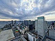ずっと太陽を感じる事ができるのは、遮るものが視界に無いから。彼方に広がる風景が絵画の様に広がります。